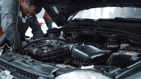 Kontrolle unter der Motorhaube